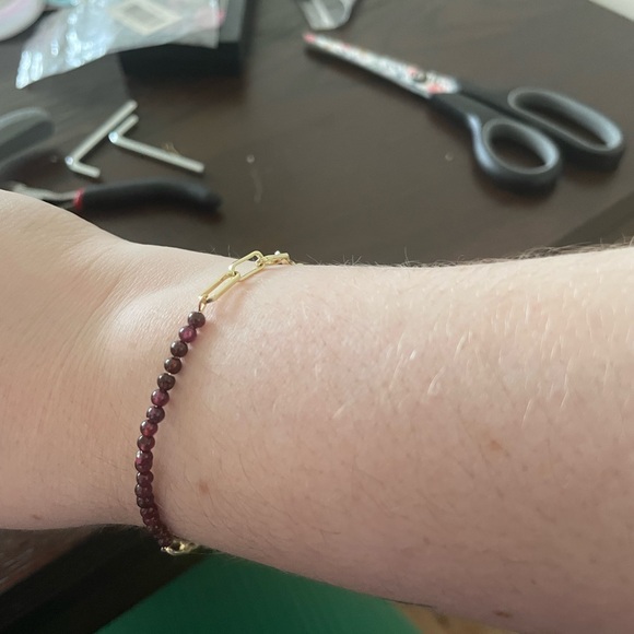 ❄️♑️♒️Garnet, 14 k gold filled wire, and gold chain- January birthstone bracelet - Picture 8 of 8